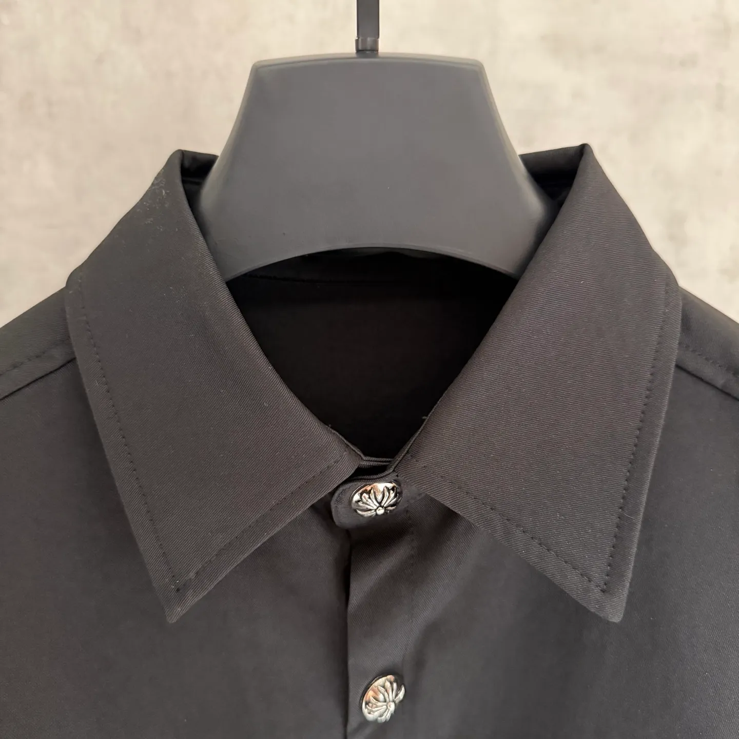 🅿️420 [Strict quality control] CH Croix heart cross-veneer workwear jacket, shirt jacket, camouflage cross workdog is the best-looking jacket in CH, black leather➕horse hair cross leather stitching, silver-plated hardware, loose version, quite wide and stylish, same style for men and women. Color: black and white 2 colors Size: M-2xl